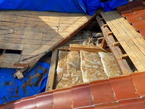 明石市の雨漏り修理における既存の屋根の取り外し